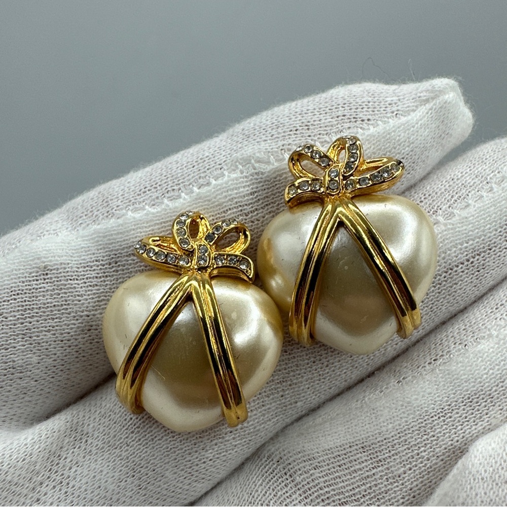 Vintage Joan Rivers Captured‎ Faux Pearl Heart Gold Tone Pierced Earrings 1”#516